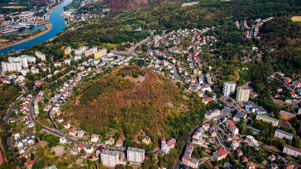 Na vrchu Sedlo byla v roce 2009 postavena rozhledna Střekovská vyhlídka, která poskytuje zajímavé výhledy na téměř celé Ústí nad Labem. Kombinovaná stavba s vnějším schodištěm nahradila válečnou protileteckou pozorovatelnu