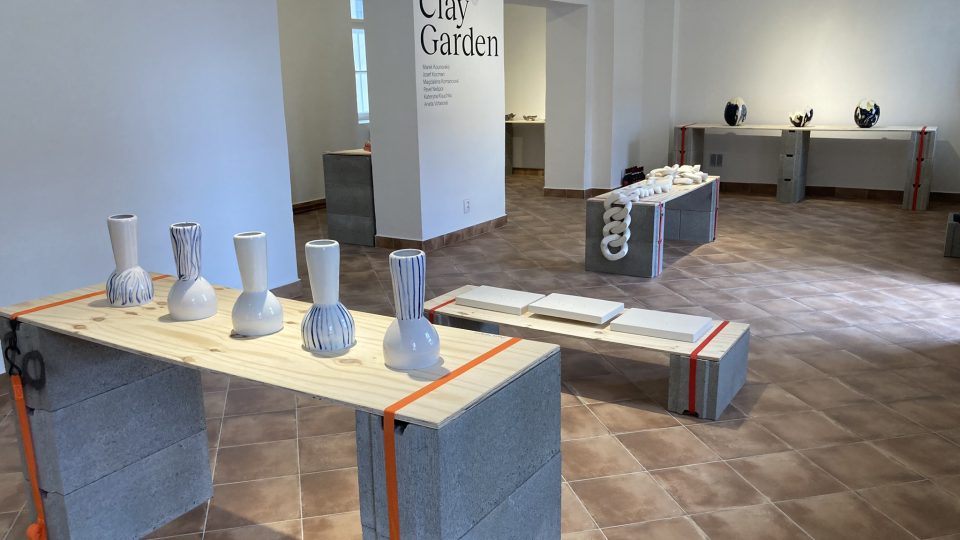 Studenti ateliéru design keramiky Fakulty umění a designu ústecké univerzity vystavují na teplickém zámku