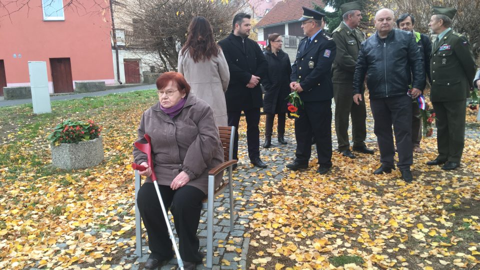 Dceru Jaroslava Brodského, Vlastu Kožíškovou (sedící), iniciativa místních lidí dojala