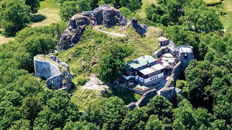 Zřícenina středověkého hradu Tolštejn se nachází přibližně 7 kilometrů jihozápadně od Varnsdorfu a 2 kilometry jižně od centra obce Jiřetín pod Jedlovou. O hradu se zmiňuje již Bohuslav Balbín v díle Rozmanitosti z historie Království českého