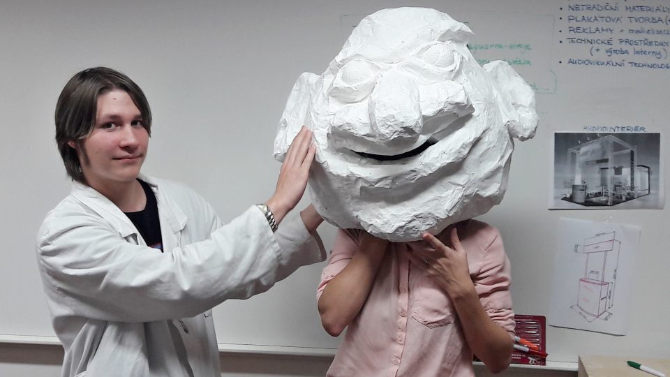 Studenti v aranžérské dílně v Lounech vyrábějí masky a další věci, se kterými v neděli vyrazí do Prahy do průvodu na Sametové posvícení