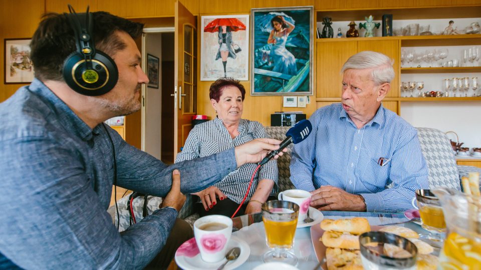 Manželé Řezníčkovi během rozhovoru | foto: Jana Volková Manželé Řezníčkovi během rozhovoru