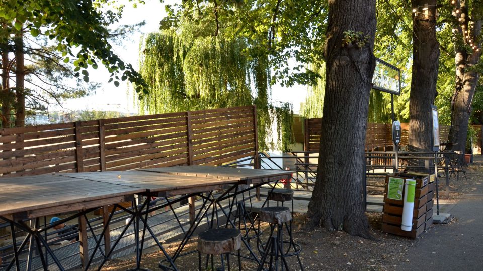 K přívozu Lihovar-Dvorce se jde přes zahradní restauraci