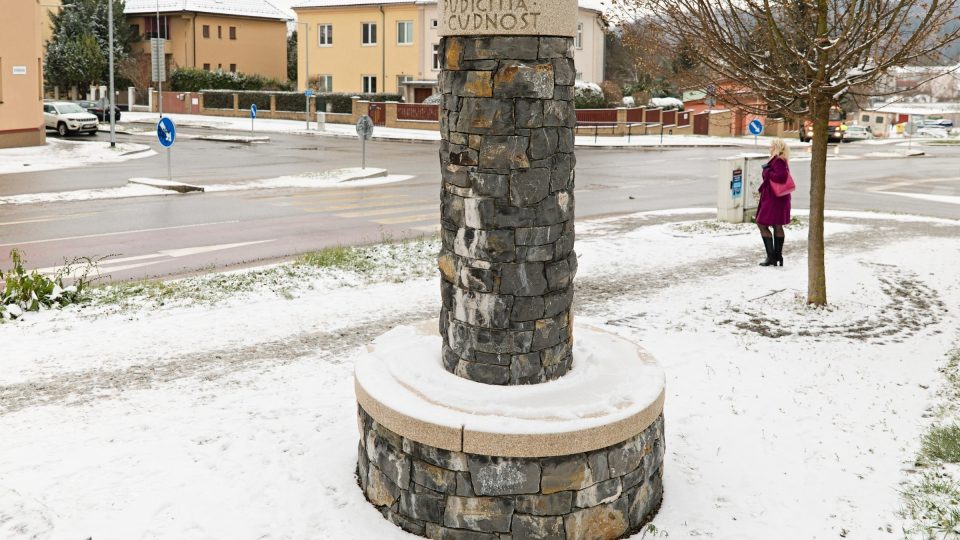 Na rohu ulic Brněnské a Dvořákovy je stéla Smilstva. V těchto místech bývalo stínadlo