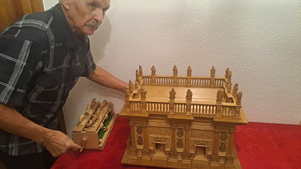 Jiří Cobl s miniaturou loretánské kaple Panny Marie v Rumburku