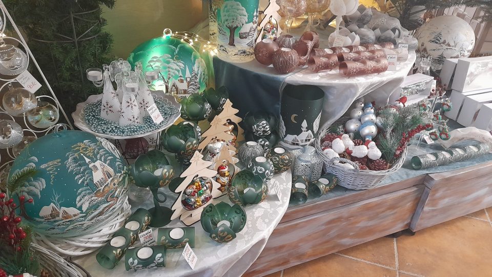 Kouzlo Vánoc. Dílna a prodejna vánočních ozdob v Krupce.