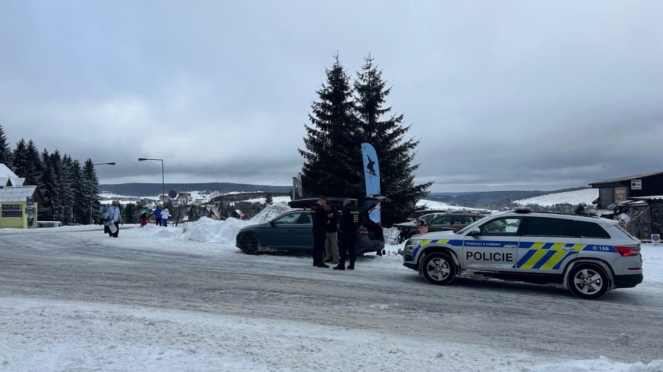 Do lyžařských středisek v Ústeckém kraji vyrazily tisíce turistů. Spolu s nimi se do terénu vydaly také policejní hlídky