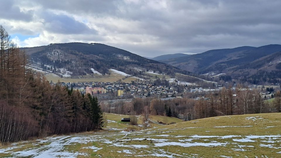 Na protějším kopci je umístěn další fotopoint. Obří dřevěná židle | foto: Romana Kubicová, Český rozhlas Na protějším kopci je umístěn další fotopoint. Obří dřevěná židle