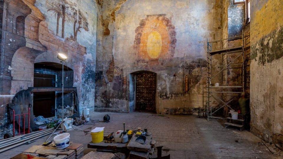 V chomutovském kostele našli restaurátoři unikátní fresky ze 17. století. Jsou na nich vyobrazeny kostry v životní velikosti