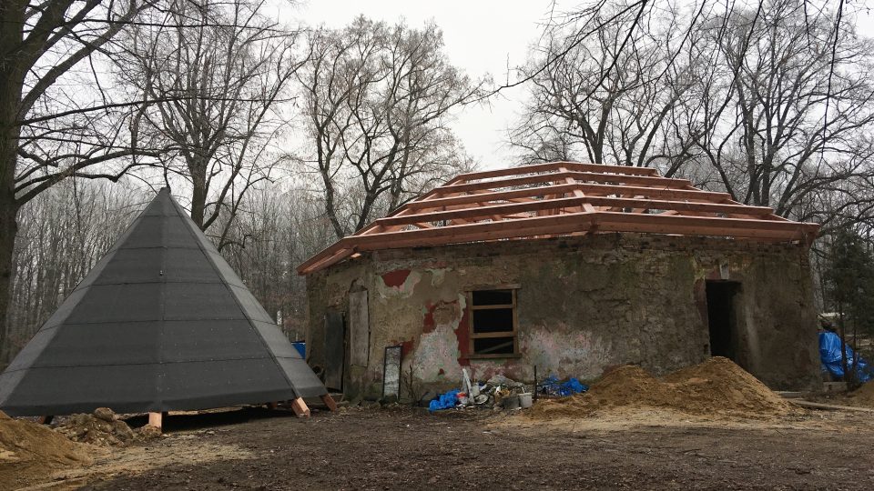 Rekonstrukce vyhořelého výletního zámečku ve Mstišově na Teplicku potrvá do jara 2021