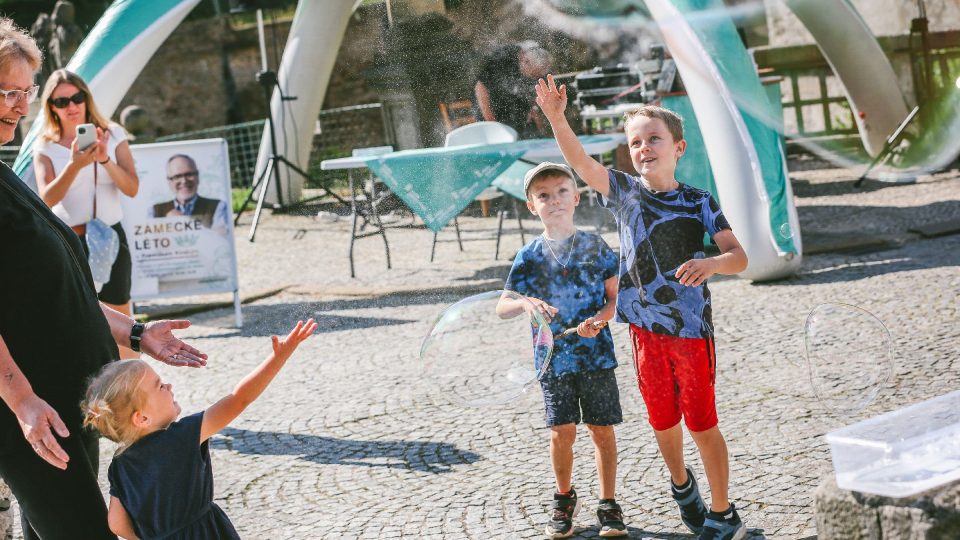 Děti se bavily u bublifuku | foto: Jana Volková Děti se bavily u bublifuku