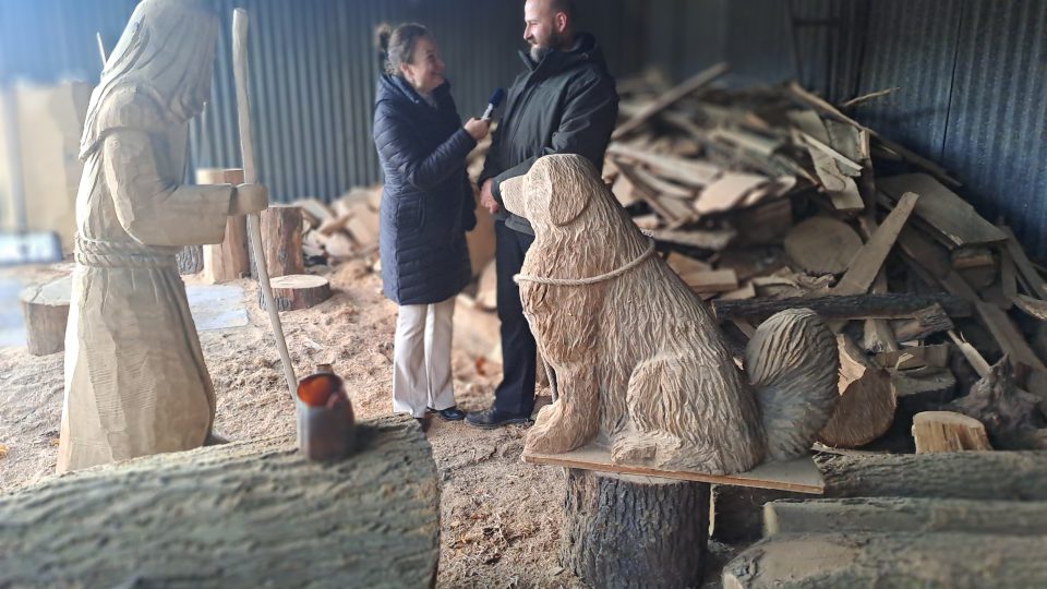 Řezbář Zdeněk Lamka pracuje na dalších postavách svého betlému