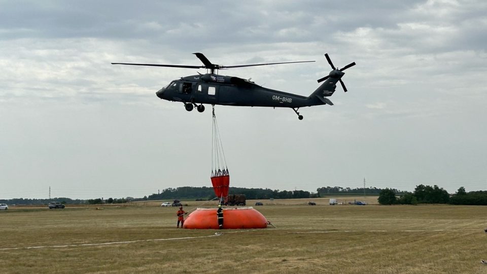 Hasiči v Roudnici nad Labem představili dva vrtulníky typu Black Hawk
