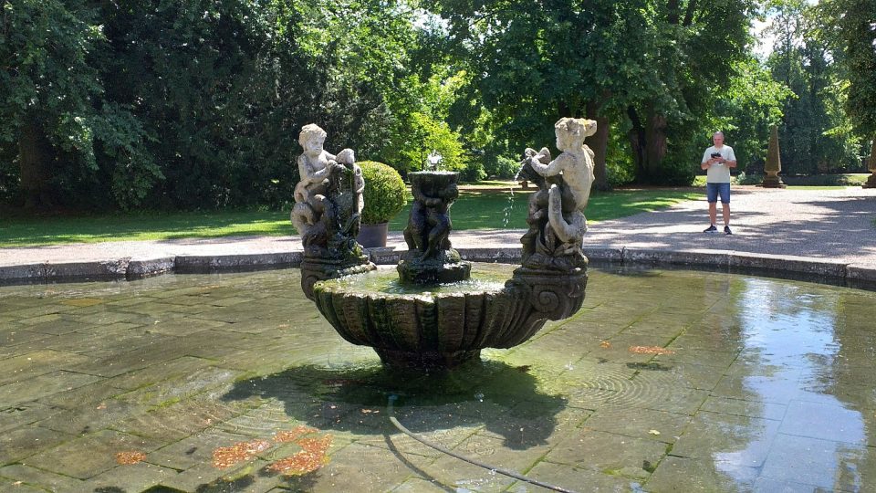 V ploskovickém zámeckém parku objevíte i jezírko