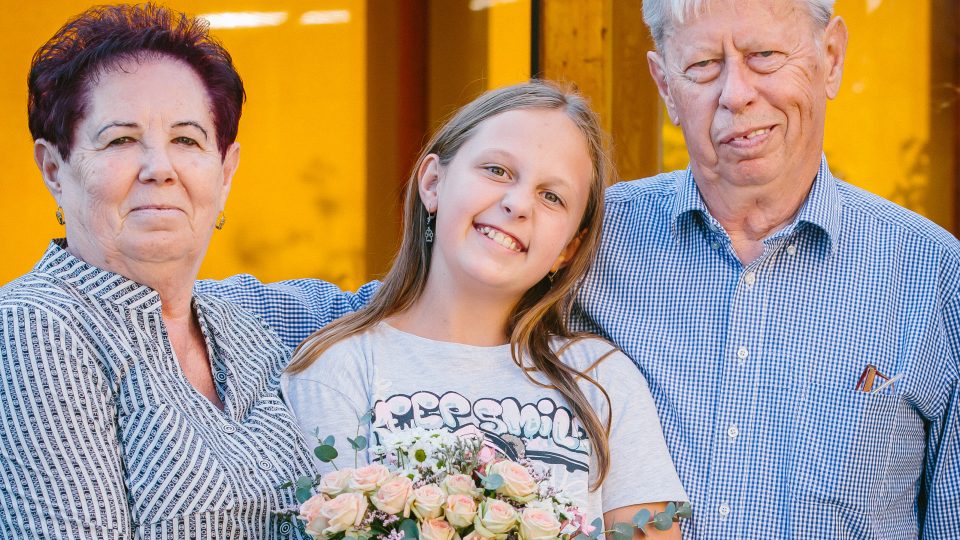 Jarmila a Antonín Řezníčkovi s pravnučkou Emičkou | foto: Jana Volková Jarmila a Antonín Řezníčkovi s pravnučkou Emičkou