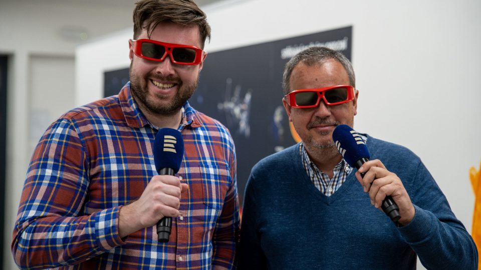 Autoři pořadu Jiří Kokmotos a astronom Jiří Dušek sledují vesmír v 3D brýlích