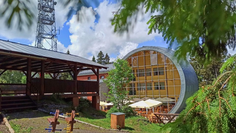 U sudu stávala rozhledna, dnes jen telekomunikační věž | foto: Jaroslav Hoření, Český rozhlas U sudu stávala rozhledna, dnes jen telekomunikační věž