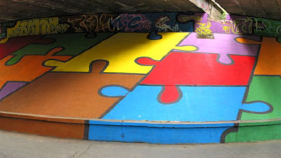 Předchozí graffiti pod mostem bylo už vybledlé. Původně vypadalo jako obří puzzle