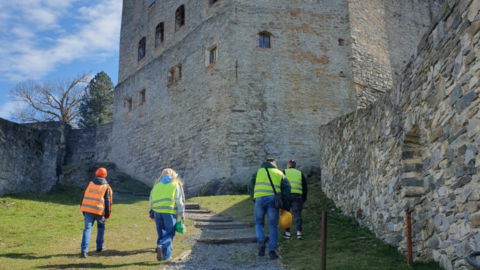 Účastníci podzemní prohlídky musí mít reflexní vesty a ochranné helmy | foto: Petra Štrymplová, Český rozhlas Účastníci podzemní prohlídky musí mít reflexní vesty a ochranné helmy