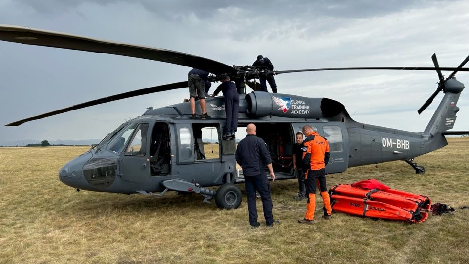 Hasiči v Roudnici nad Labem představili dva vrtulníky typu Black Hawk