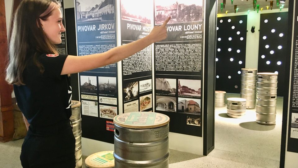 Průvodkyně Adéla Honzátková ukazuje jednu z expozic nového muzea pivovarnictví v Žatci