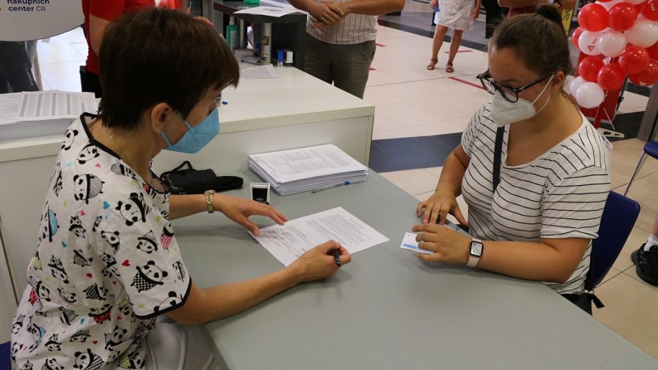 Očkovací centrum bez registrace v ústeckém obchodním centru Forum zahájilo provoz