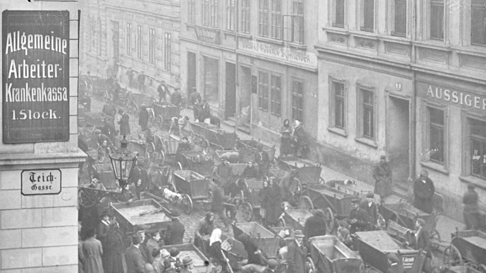 Rekvizice psů v dnešní Brněnské ulici v Ústí nad Labem v roce 1916