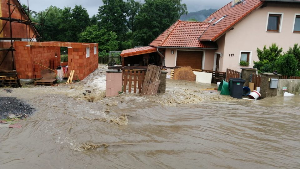 Voda v Děčíně - Malšovicích zaplavila ulice, zahrady i místní koupaliště