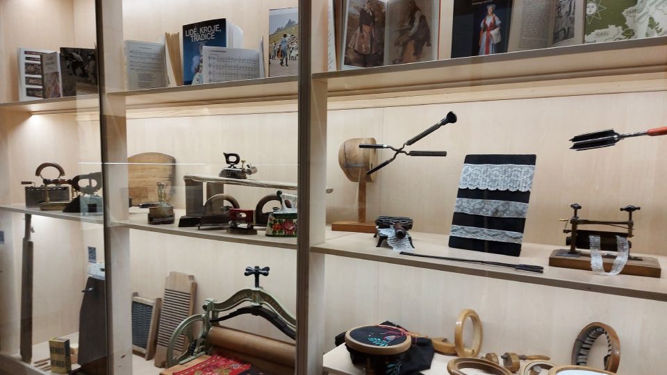 Nástroje a žehličky, se kterými se kroje udržovaly a připravovaly | foto: Markéta Vejvodová, Český rozhlas Nástroje a žehličky, se kterými se kroje udržovaly a připravovaly