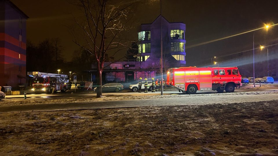 Vyšetřování tragického požáru v Mostě pokračuje