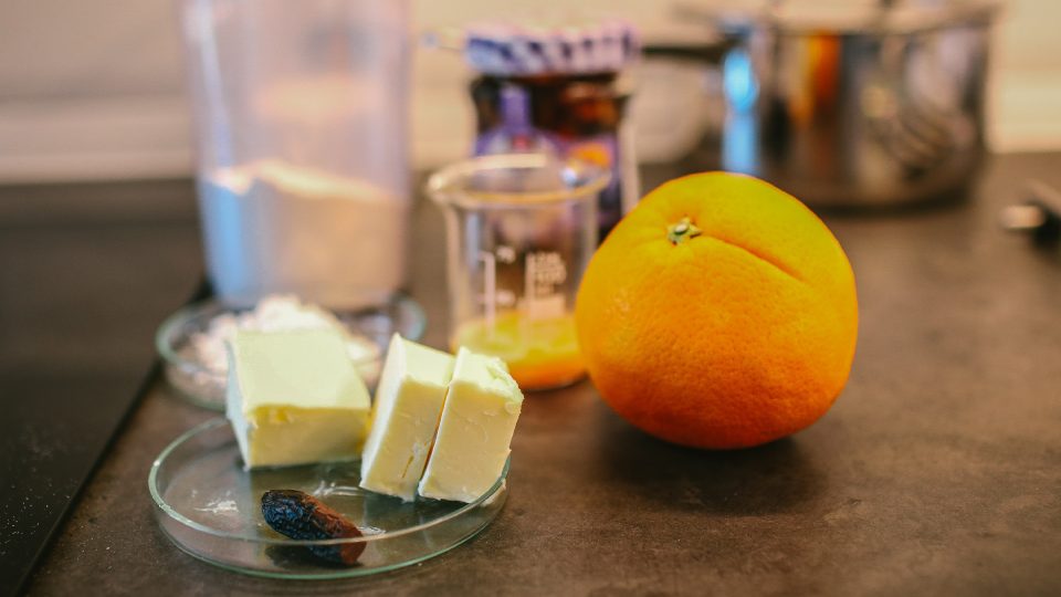 Připravíme si máslo, pomeranč, cukr a další suroviny