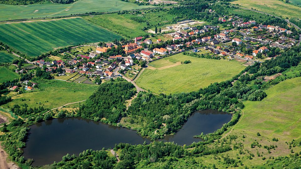 Mariánské Radčice se nachází 5 kilometrů jihovýchodně od Litvínova. Součástí  Radčic je i území bývalých Libkovic – zatím poslední obce, která byla v tomto regionu zlikvidovaná v souvislosti s těžbou hnědého uhlí