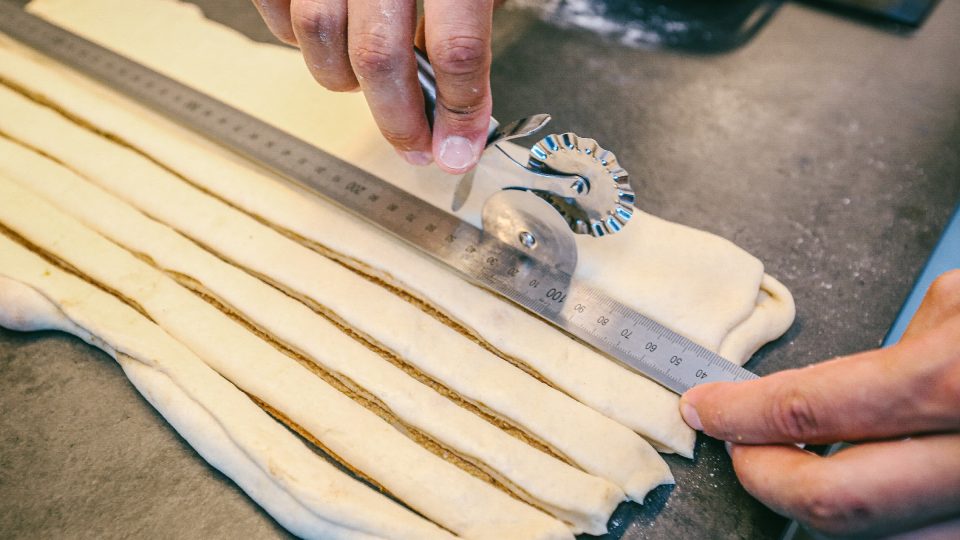 Rádýlkem nebo nožem nakrájíme podélné pruhy o šířce 2 centimetry | foto: Jana Volková Rádýlkem nebo nožem nakrájíme podélné pruhy o šířce 2 centimetry