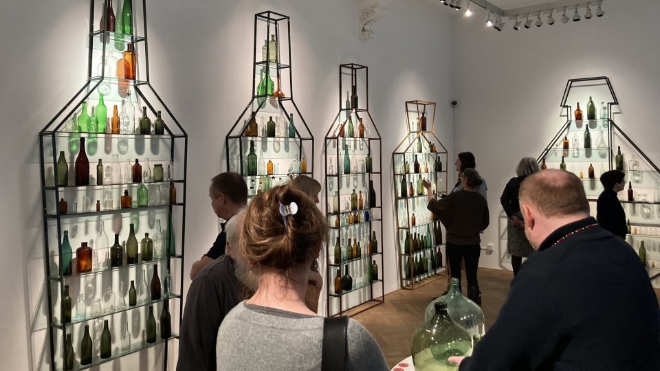 Výstava s názvem Flaška představuje historii ústecké sklárny i řadu jejích výrobků