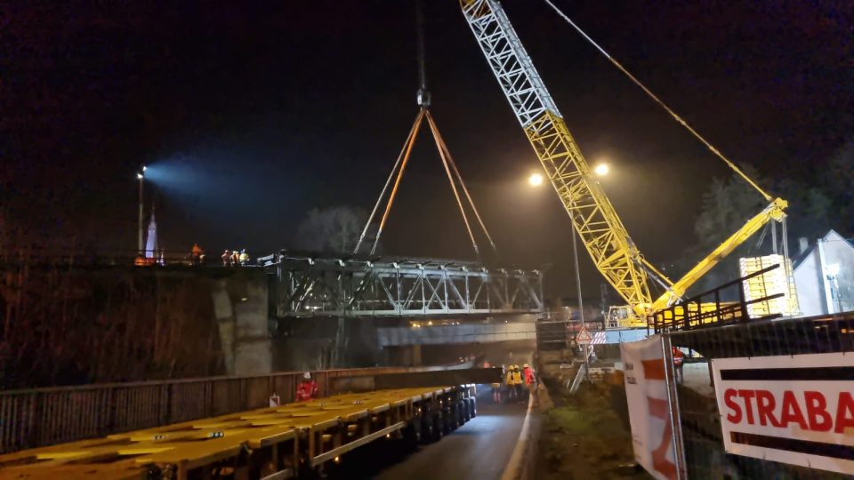 Stavbaři během noci demontovali ve Střelecké ulici v Ústí nad Labem jeden ze železničních mostů