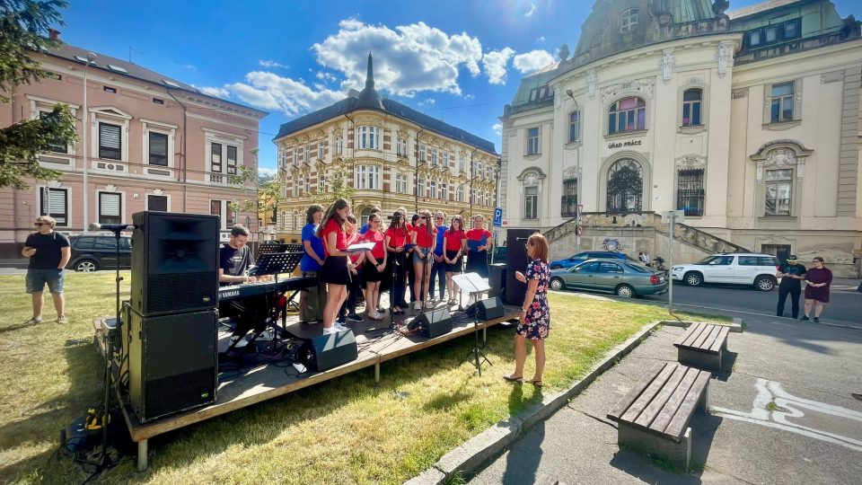 Studenti tří škol na Komenského náměstí v Děčíně uspořádali třetí ročník happeningu Otočíme Komenského