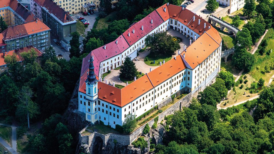 Ve 13. století gotický hrad, později zámek v Děčíně sloužil až do 18. století jako důležitá zemská pevnost, kterou často obléhala a dobývala cizí i císařská vojska. Zámecký areál je chráněn jako kulturní památka