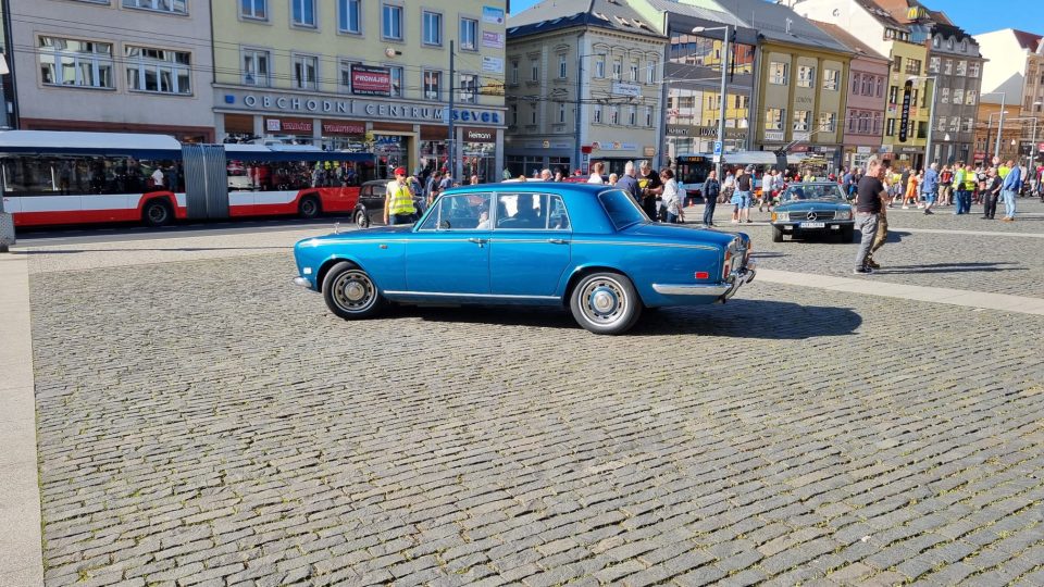 Na 150 historických aut a motocyklů prvního května zahájilo v Ústí nad Labem letošní sezónu veteránů