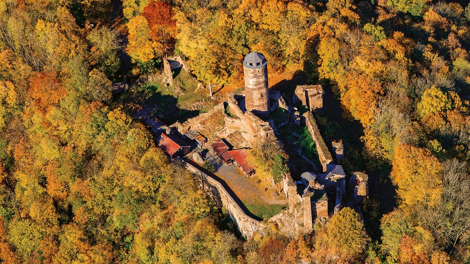 Hrad Hasištejn je jedním z nejstarších hradů severozápadních Čech. Též je rodištěm a sídlem významného aristokrata a humanisty Bohuslava Hasištejnského z Lobkovic. Od roku 1963 je chráněn jako kulturní památka ČR