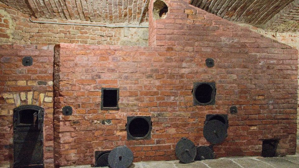 Palác byl vytápěn ústředním topením, ve sklepě je zachovaný původní zděný kotel | foto: Jaroslav Hoření, Český rozhlas Palác byl vytápěn ústředním topením, ve sklepě je zachovaný původní zděný kotel