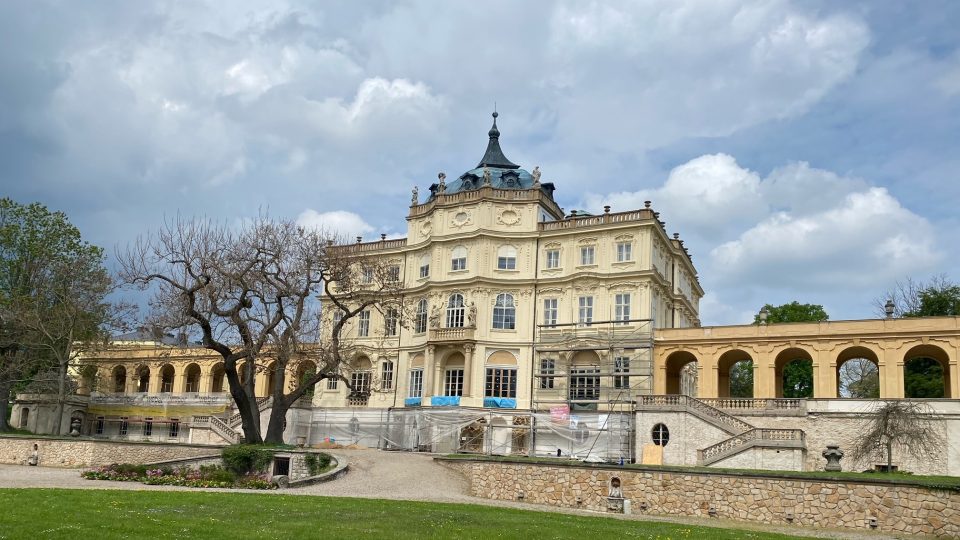 Na zámku Ploskovice probíhají opravy