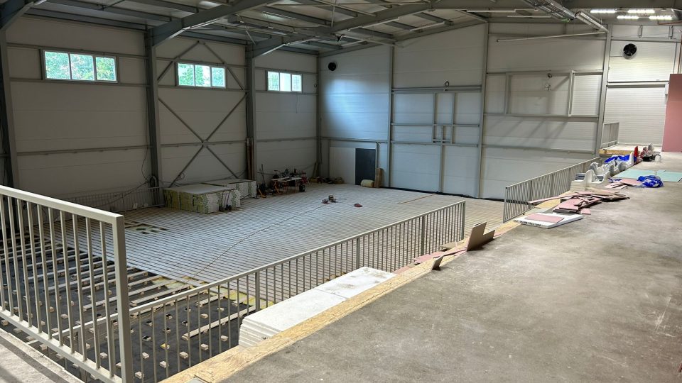 Dokončovací práce na nové basketbalové hale v Roudnici nad Labem