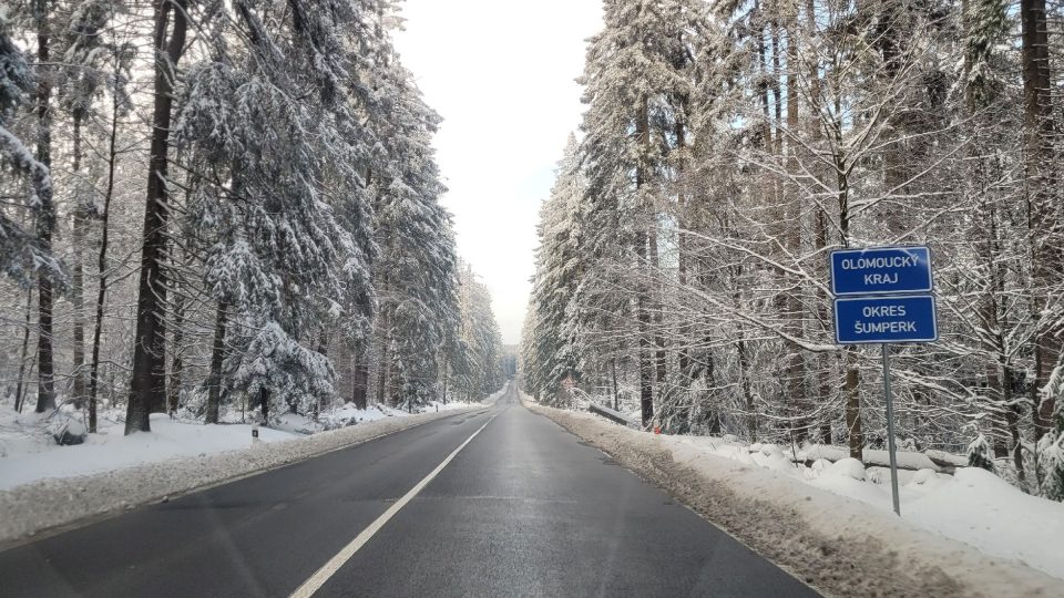 Vlastní sedlo Skřítek je asi kilometr od chaty a je i hranicí dvou krajů