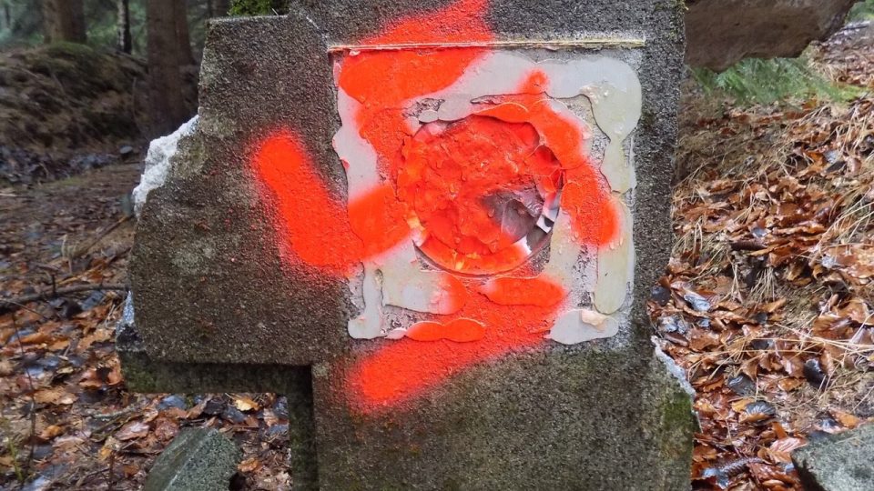 V Kytlicích někdo poničil pomník věnovaný německým obětem divokého poválečného odsunu