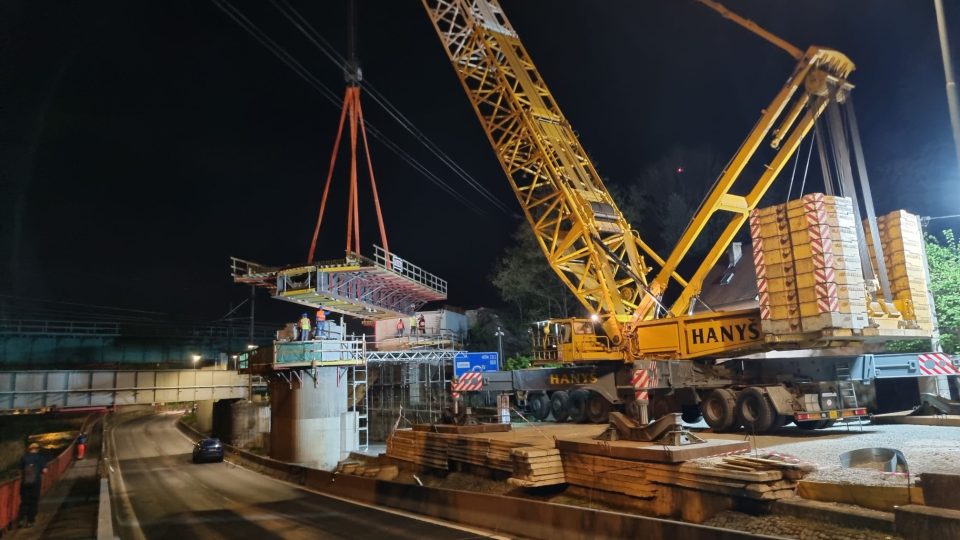 Usazení nového železničního mostu nad Střeleckou ulicí v Ústí nad Labem