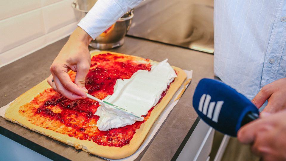 Upečený a vychladlý plát na roládu potřeme brusinkami a krémem | foto: Jana Volková Upečený a vychladlý plát na roládu potřeme brusinkami a krémem