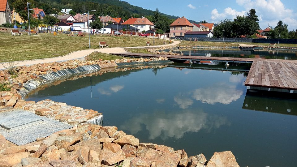 Zpustlý areál koupaliště v Krupce se proměnil v park s jezírkem a hřištěm