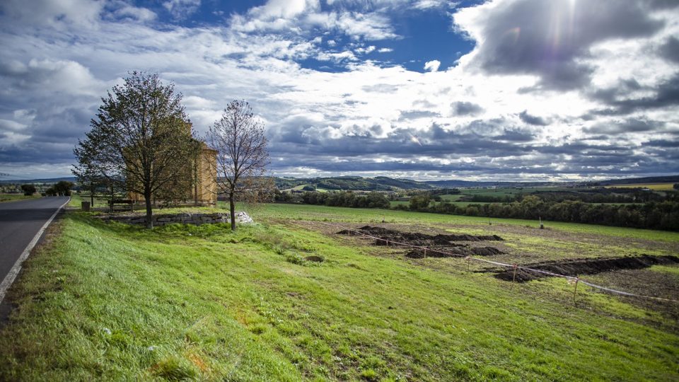 Okolí kaple svatého Václava v polích u Blšan zkoumají archeologové