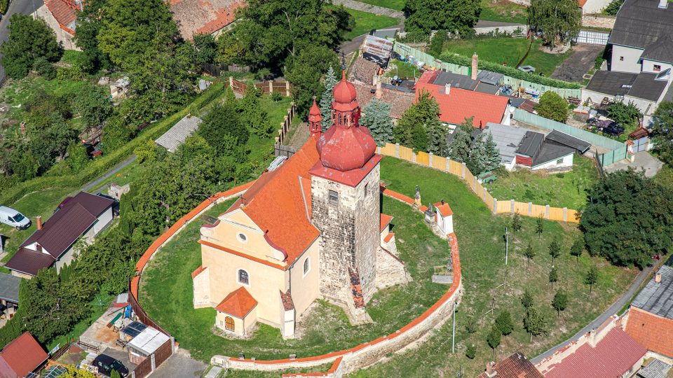 Barokní kostel svatého Vavřince v Černčicích je chráněn jako kulturní památka České republiky. Původně se jednalo o románskou tribunovou svatyni ze 2. poloviny 12. století,  která byla rozsáhle přestavěna kolem roku 1779
