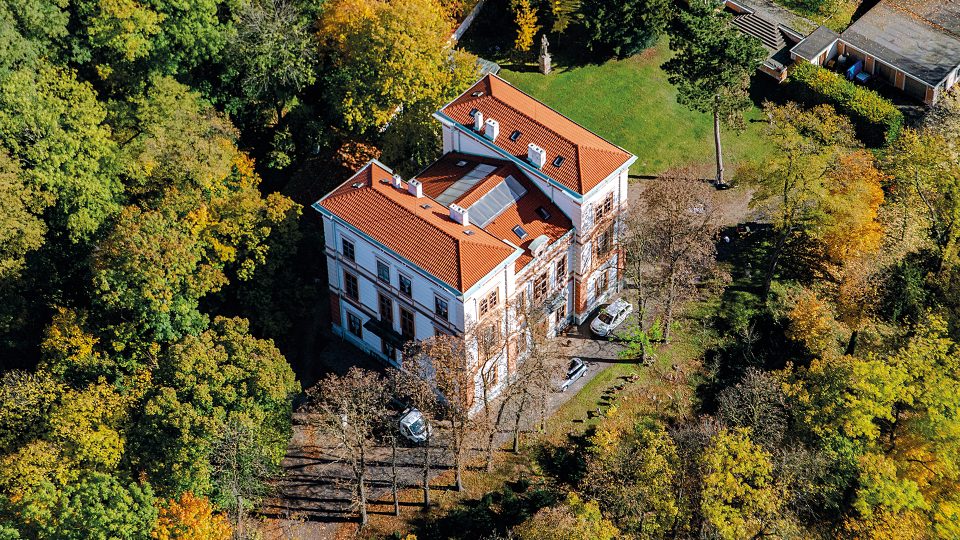 Na místě dnešního zámku Korozluky stála už v roce 1408 středověká tvrz. Kolem roku 1775 zde vznikl pozdně barokní jednopatrový zámeček, který byl v roce 1806 přestavěn do současné klasicistní podoby. Od roku 1987 je zámek chráněn jako kulturní památka